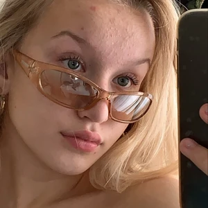 Trendiga solglasögon  - Solglasögon, köpt på beyond retro för drygt ett halvår sedan. 