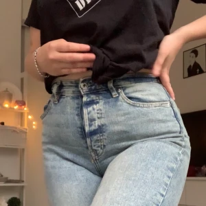 Mom jeans  - Mom jeans ! Nästan aldrig använda ! Sitter så himla snyggt å ger en snygg form , kan mötas upp eller frakta !:) ganska stretchiga så passar både S och M 