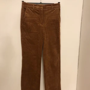 Byxor i manchester stl S/36 - 🌸Bruna manchester byxor i en rakare modell från H&M. Lappen är borttagen men passar mig som har stl S/36. Använda en gång, fint skick! Kan skickas, köparen står för frakten.🌸