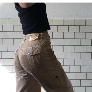 Dolce gabbana jeans - Äkta dolce gabbana jeans köpta på plick! skit snygga men va tyvärr för stora för mig😭💔 som referens så är tjejen på bilden 167 lång!😋