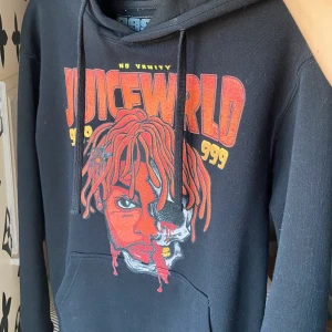 Juice wrld hoodie - Juice wrld äkta merch, säljer pga gillar inte hur den sitter på mig har använt 1 gång✨ köpt på plick enligt henne är den använd få gånger och enligt mig är den i helt nytt skick💖 ledande bud just nu: 450kr