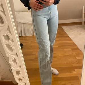 Jeans köpta från Zara för några månader sedan, men bara använt fåtal gånger och är som nya! Storlek 32, men är väldigt långa.🔥 Köparen står för frakten!