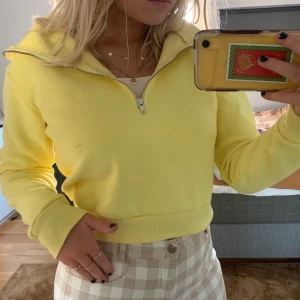 Gul halv-zip - Knappt använd!!💛 Lite oversized funkar till S och M också. Frakt betalas av köparen:)