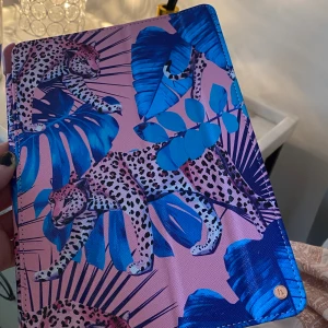 IPadskal! - Jättefint ipadskal med stöd så den kan stå upp! 💕 aldrig använt. 