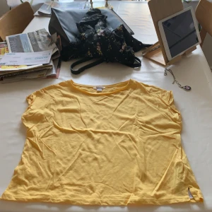 T-shirt   Storkek xs - En gul T-shirt som är en kort modell. Inte använd nån gång.  Jag tar bara swish eller kontant om jag möter upp 