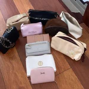 Väskor 50kr/st!  - Allt på bilden kostar 50kr styck! Ser du något så ringa in den, fraktar ❤️