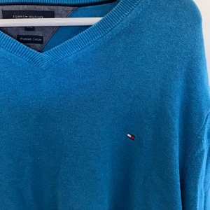  Tommy Hilfiger - Tröja köpt på Humana ❤️ passar vilken storlek som helst beroende på hur man vill att den ska sitta. Sitter oversized på mig som är S-M. Frakt ingår!!!