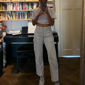 Weekday jeans - Svin snygga jeans med sömmar från Weekday, original pris 500kr. Storlek 38! Säljer pga att de är för korta för mig (173cm). Kan mötas upp i Sthlm💕