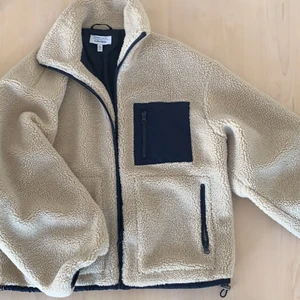 & other stories  - Snygg jacka från & other stories! Köpt för 1200 kr nyskick, men säljer då den aldrig kommit till användning. Passar xs-m (kanske L??) Möts upp i Stockholm eller fraktar🖤💘❤️ 