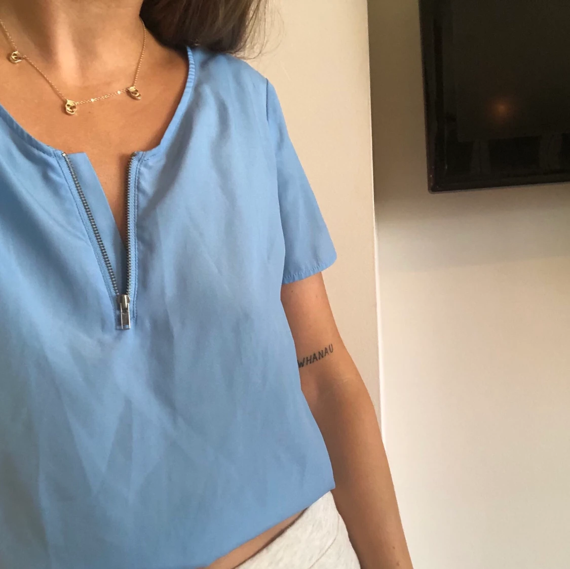 Blå blus med dragkedja