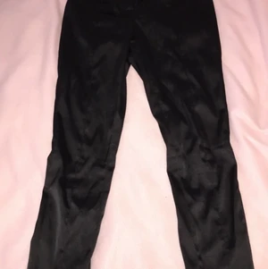 Byxor - Snygga svarta tighta byxor med glansigt material