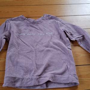 Rosa och gråmelerad sweatshirt från Jaqueline de Young. Acceptabelt skick. Små blekta fläckar på bröstet. Se bild