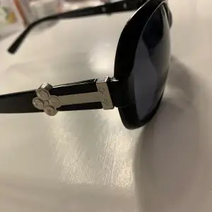 solglasögon med silverdedalj på båda sidor. 50 kr + frakt 