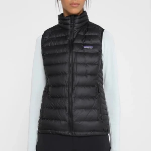 Patagonia väst XS - Patagoniaväst i storlek XS, perfekt att ha under en kappa nu i höst/vinter. köpt för 1700 kr på sealife i vintras, säljer pga blivit för liten. använd ett fåtal gånger så västen är princip i nyskick, passade mig när jag var en storlek S, bara till att skriva om fler bilder önskas. BUDGIVNINGEN AVSLUTAS 3/9 kl 23:00💜 Högsta bud: 950 kr