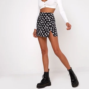 Blommig kjol från Motel Rocks - Blommig kjol från Motel Rocks men en liten slits fram. Oanvänd med prislapp kvar. Storlek L. 