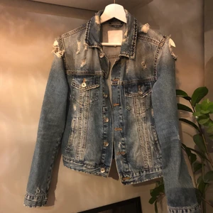 Zara jeansjacka - Blå jeansjacka från Zara med slitningar och hål. Mycket bra skick! Strl L men ganska liten i storleken så skulle snarare säga strl M.