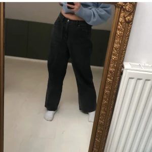 Svarta jeans - Säljer svarta jeans från Monki, superfina, kan mötas upp i sthlm eller fraktas iväg! Skriv om intresserad 
