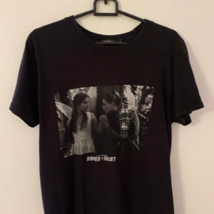 T-shirt - Svart rome+juliet T-shirt från boohoo, i väldigt bra skick. 