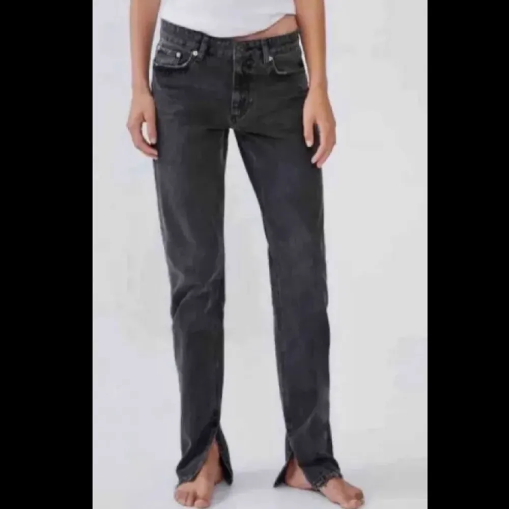 Populära jeans från zara med slits. Kan skicka mer bilder om så önskas. Buda!. Jeans & Byxor.