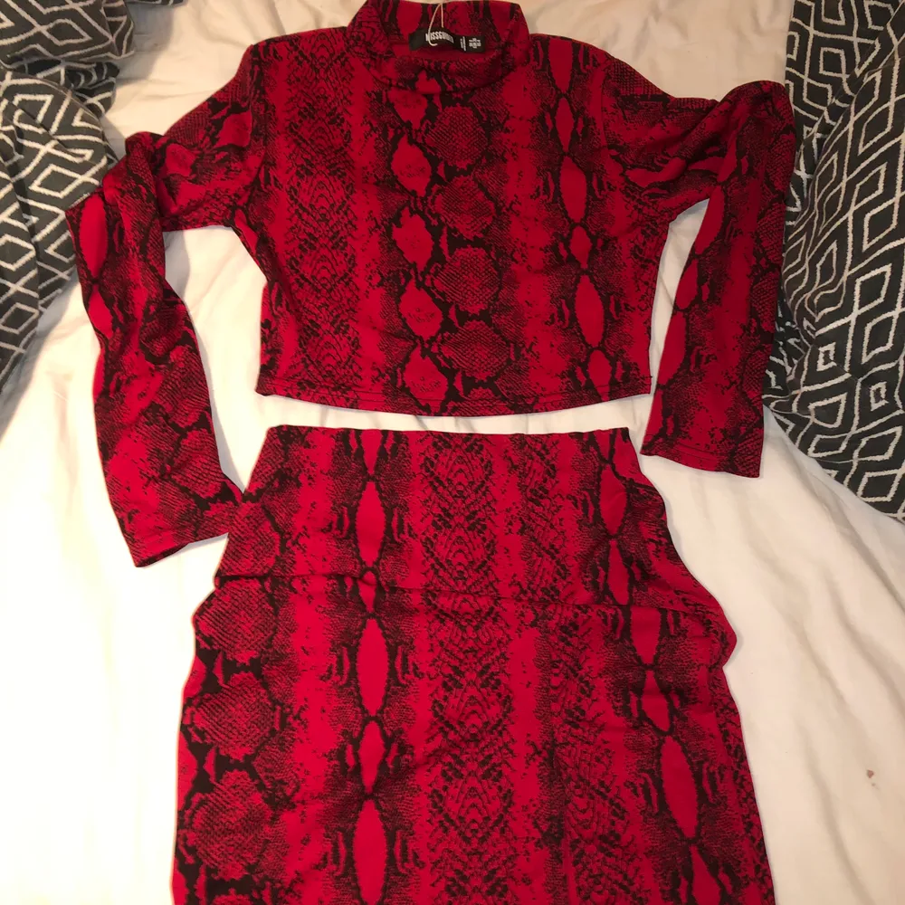 Snyggt rött set från Missguided med kjol och tröja! Helt nya!. Toppar.