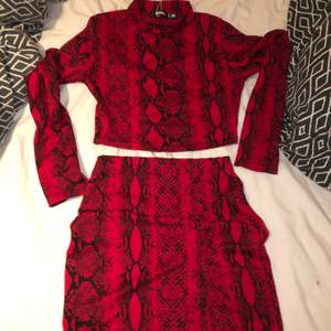 Snyggt rött set från Missguided med kjol och tröja! Helt nya!