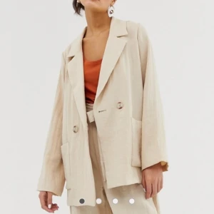 Linnekavaj - Assnygg kavaj från Monki i ett mjukt linnetyg, slutsåld. Använd 2 ggr så den är som ny. Storlek S men passar nog XS och M oxå, beroende på hur man vill att den ska sitta💖🧡