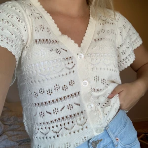 Topp other stories  - Topp från other stories, stickad, går att använda både som väst över en skjorta eller t-shirt eller bara som den är💗 pris går att diskuteras 