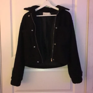 Jacka  - Snygg jacka i svart från Nelly storlek 34. Finns inte kvar hos Nelly längre. Gott skick använd några få gånger. Tycker den är riktigt snygg men tyvärr inte min stil. Nypris 599 mitt pris 280. 💖