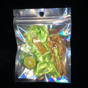 Lime present goodiebag - En supersöt goodiebag som innehåller en limegrön scrunchie, goldflakes acrylic hårspänne, lite godis och nagellackglitter☺️✨ den kostar 49kr plus 11kr frakt☺️❤️