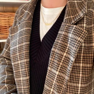 rutig kappa - Så fin brun-beige-rutig kappa från Lager157. Den är välanvänd men i bra skick. Märkt med storlek L men skulle påstå att den är en xs-m beroende på hur oversize man vill ha den.