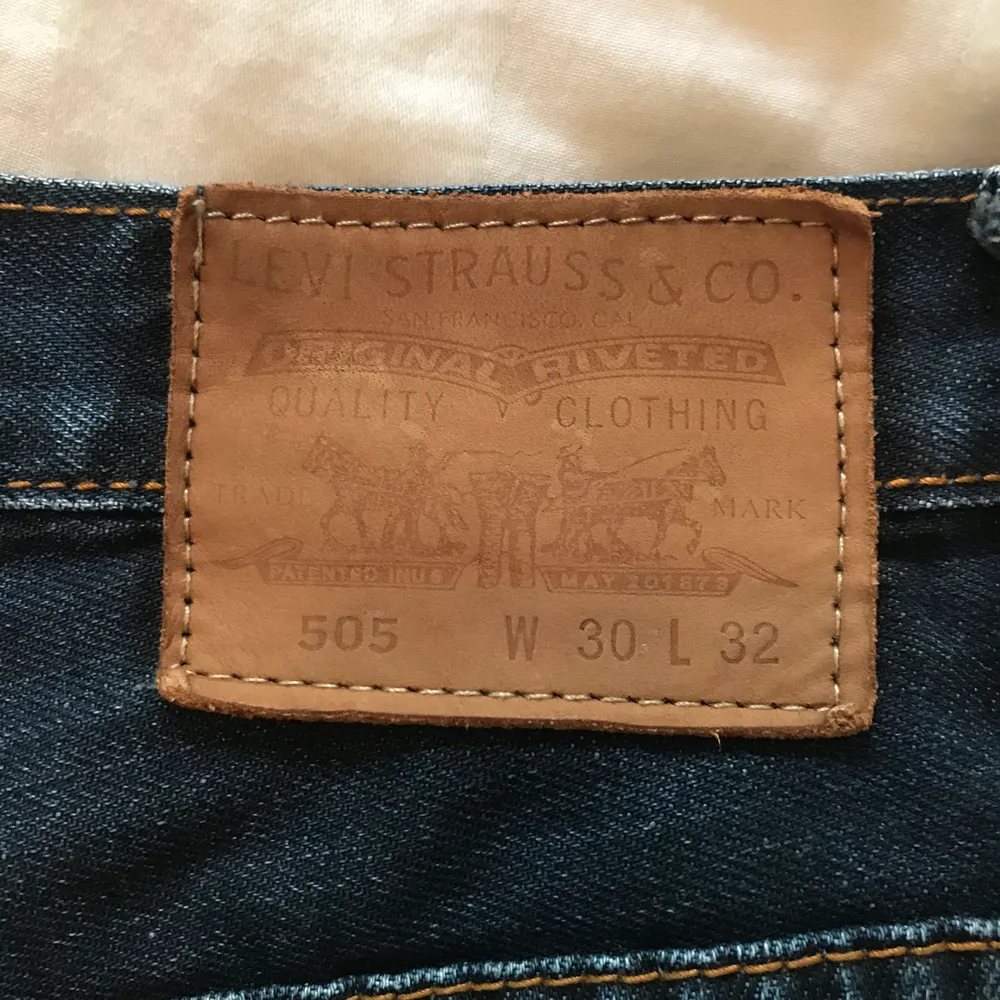 Mörkblåa Levi’s i fint skick, modellen är 505 ⛑ köpta från beyond retro!👖👖. Jeans & Byxor.