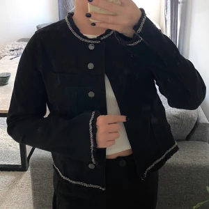 Jeansjacka - Jeansjacka från Mango men fina detaljer, ärmarna är utsvängda. Fint skick. Storlek M men skulle snarare säga att den är som en S. Frakt ingår i priset