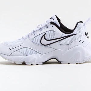 Nike Air Heights - Har ett par nya Nike Air Heights i storlek 38, använt en gång men ser helt nya ut och säljes då dem är för små. Ordinarie pris är 849kr men säljer dem för 700kr inkl. frakt