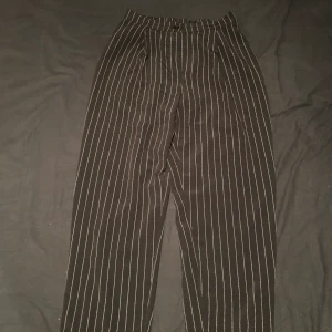 Randiga kostymbyxor - För små, skönt tyg