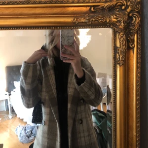 Rutig kappa - Rutig kappa från HM. Nypris 400kr men säljer för 150kr + frakt eller mötas upp:). Kvaliten är bra😊