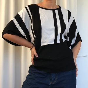 Svirtvit luftig topp - Superskön luftig tröja i svarta och vita ränder💋