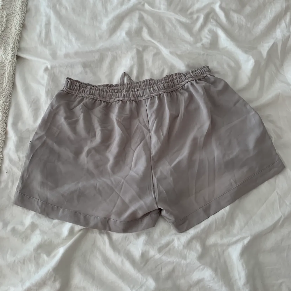 Gråa shorts med lite stretch💓 OBS!! ingen frakt ingår💓. Shorts.