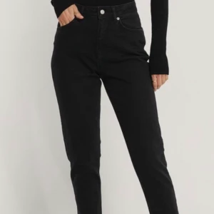 Svarta jeans - Jätte fina svarta jeans, har klippt av dom där nere men det blir bara en jätte fin ”detalj”. Använda 1 gång, inte riktigt min stil