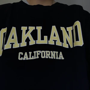 Storlek xl - Säljer en jätte snygg sweatshirt som jag har köpt här på plick. Den kommer tyvärr inte till användning då det inte riktigt va min stil. Vet inte riktigt vart den komme ifrån då den jag köpte tröjan av sa att den var från second hand. Den är i storlek xl men jag som vanligtvis är xs så sitter den perfekt lite oversised. Skriv ett meddelande vid intresse. Frakten ingår inte🦋❤️🥰 jag köpte den för 249