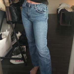 Ett par superfina jeans från weekday i modellen Voyage✨
