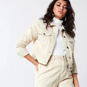 Jacka från Gina tricot - Slutsåld jacka från Gina tricot. Bra skick. Nypris 400:-. Storlek M men passar någon som vanligtvis har S.