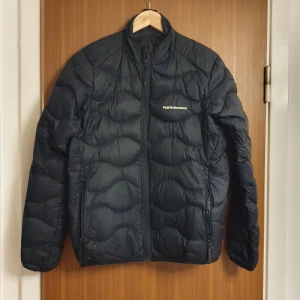 Nästan oanvänd Peak jacka - Peak Peformence helium mörkblå jacka stl 160 från Kidsbrandstore. Nypris 1599 kr nu 800 kr.