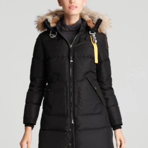 Parajumper  - Säljer min Parajumper i modellen long bear. Jackan är av den gamla modellen och jag har haft den länge. Den är i god använd skick. Säljer den då den är i storleken XS och har blivit för lite för mig