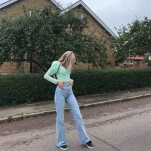  - Jättefin blommig tröja från hm, sitter jättebra och är i storlek xs, använd endast på dessa bilder, prislappen sitter kvar. Säljer då den inte är min stil och aldrig kommit till användning. Du står för frakten.