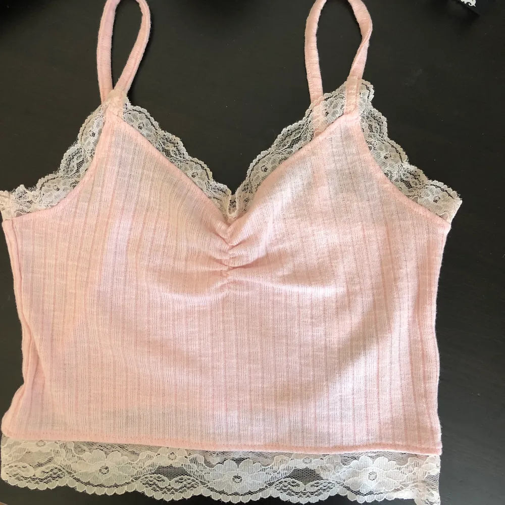 En kort rosa spets topp, anvĂ€nt endast ett par ggrđđđđ perfekt som snyggt hemmalinne eller som festtop. BUDA I KOMMENTARSFĂLTET! Och skriv till mej PRIVATđ. YlĂ€osat.