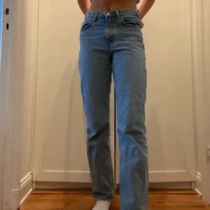 Weekday jeans - Säljer mina raka trendiga weekday jeans, de är i modellen voyage och i storlek 24/30 men skulle säga att de även passar 25. Kan mötas upp i Stockholm eller så står köparen för frakt 💕