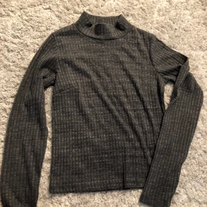 Topp med hög krage  - I fint skick, använd fåtal gånger. Köparen står för frakt✨🦋