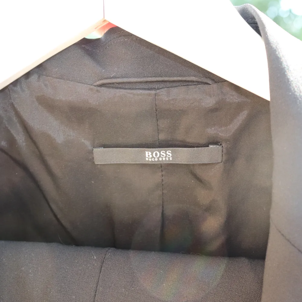 Hugo Boss kostym i storlek S (kavaj + byxor). Aldrig använd, startbud 1200kr. Kostymer.