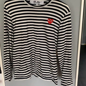 Cdg tröja  - Jätte fin cdg tröja köpt i Paris förra året, knapp använd🥰 storlek S unisex