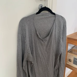 Zadig Voltaire tröja - Jätteskön långärmad tröja från Zadig & Voltaire, har den klassiska Zadig knapp urringningen. Skriv för fler bilder❤️